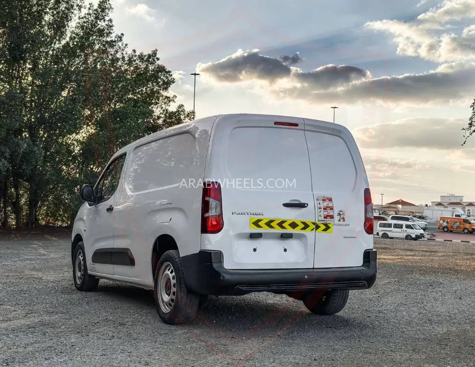 Peugeot Partner 2022 for Sale in Sharjah Image-4