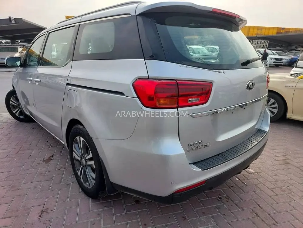 Kia Grand Carnival 2020 for Sale in Sharjah Image-2