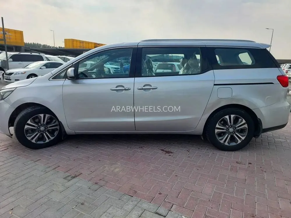 Kia Grand Carnival 2020 for Sale in Sharjah Image-16