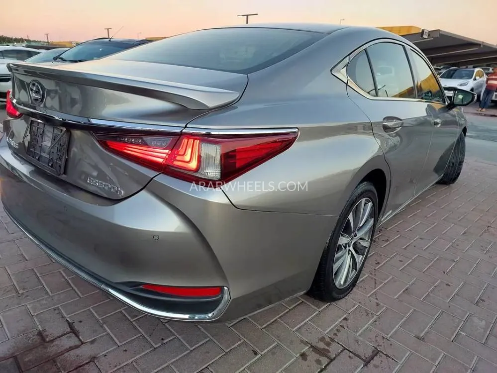 Lexus ES 2019 for Sale in Sharjah Image-15