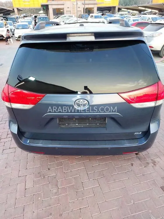 Toyota Sienna 2014 for Sale in Sharjah Image-3