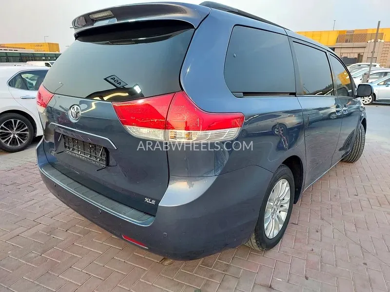 Toyota Sienna 2014 for Sale in Sharjah Image-11