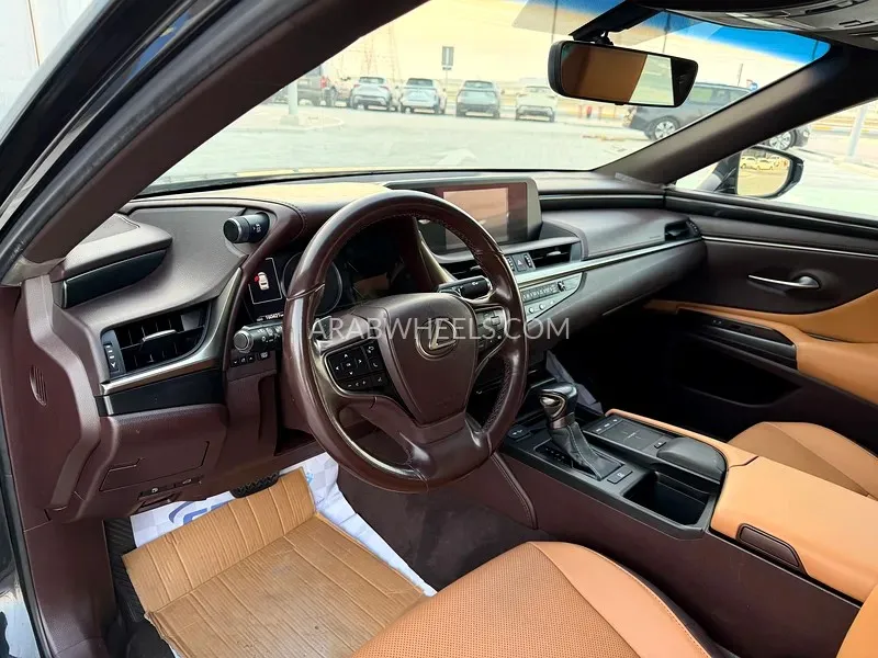 Lexus ES 2019 for Sale in Abu Dhabi Image-2