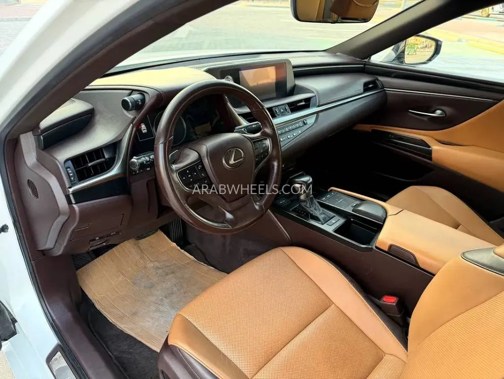 Lexus ES 2019 for Sale in Abu Dhabi Image-4
