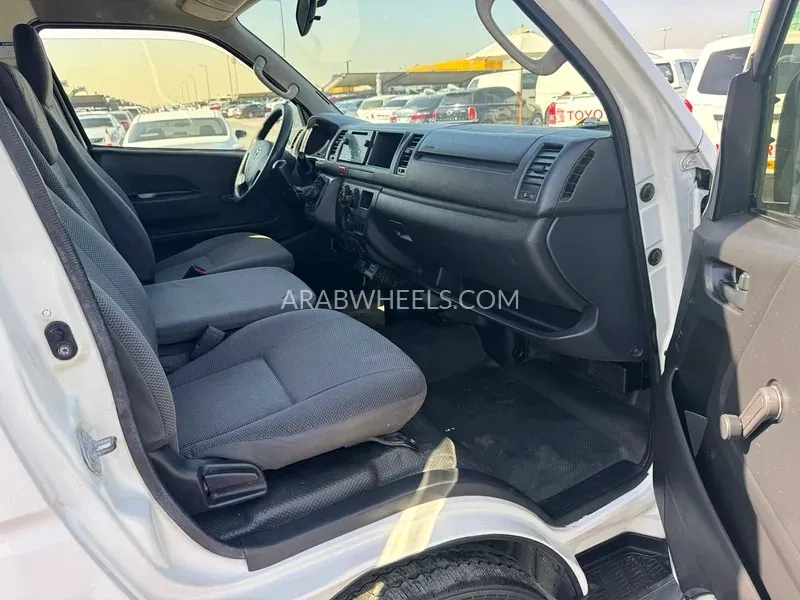 Toyota Hiace 2016 for Sale in Sharjah Image-2