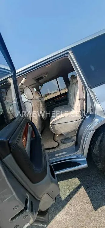 لكزس LX 2005 for Sale in الشارقة Image-16