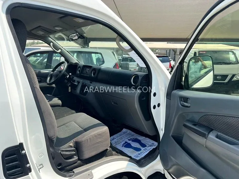 Nissan Urvan 2020 for Sale in Sharjah Image-9