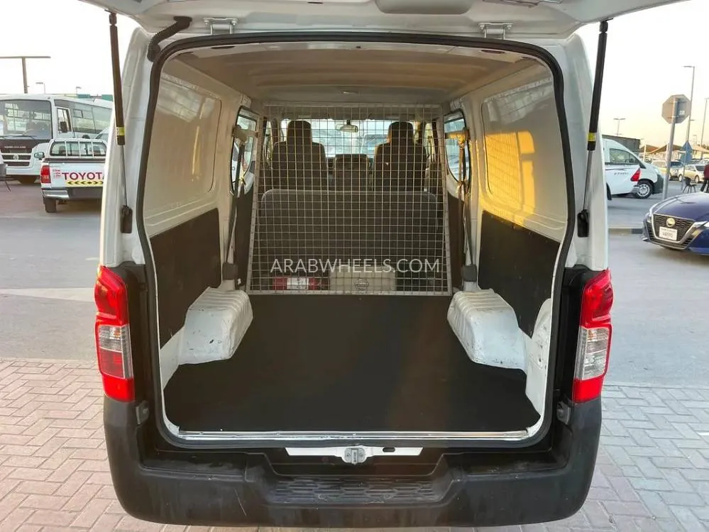 Nissan Urvan 2022 for Sale in Sharjah Image-9