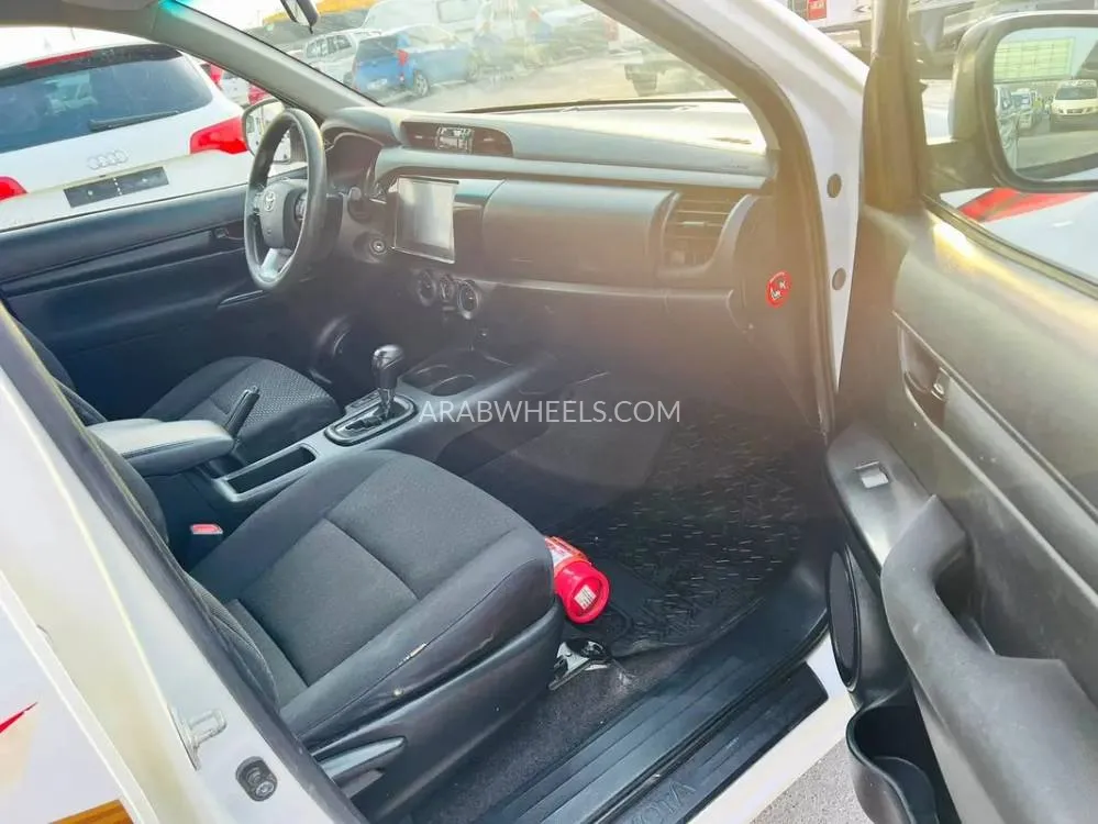 Toyota Hilux 2021 for Sale in Sharjah Image-8