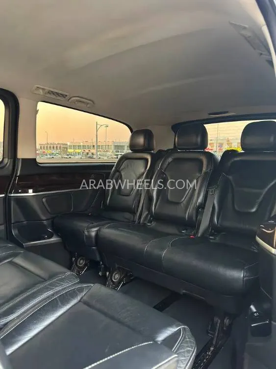 Mercedes Benz V Class 2018 for Sale in Abu Dhabi Image-2