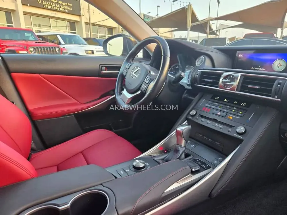 لكزس IS 2020 for Sale in الفجيرة Image-5