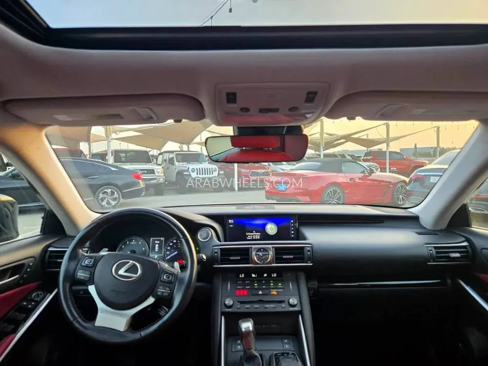 لكزس IS 2020 for Sale in الفجيرة Image-14