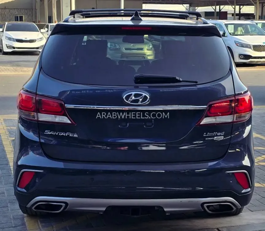 Hyundai Grand Santa Fe 2017 for Sale in Ajman Image-3