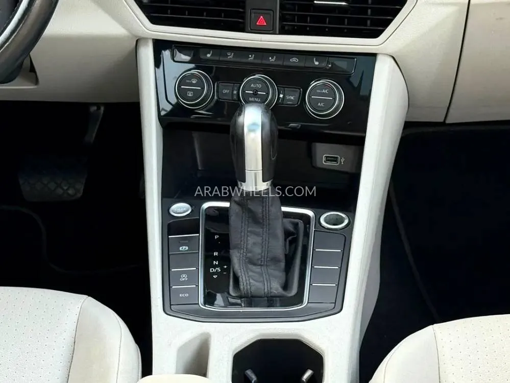 Volkswagen Jetta 2019 for Sale in Sharjah Image-14