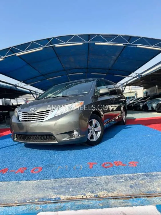 Toyota Sienna 2013 for Sale in Ajman Image-2