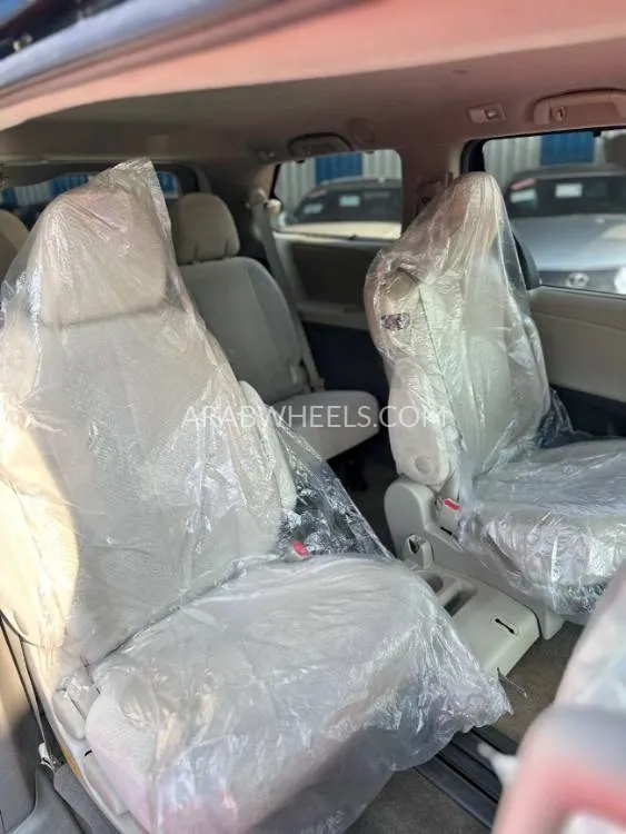 Toyota Sienna 2013 for Sale in Ajman Image-4