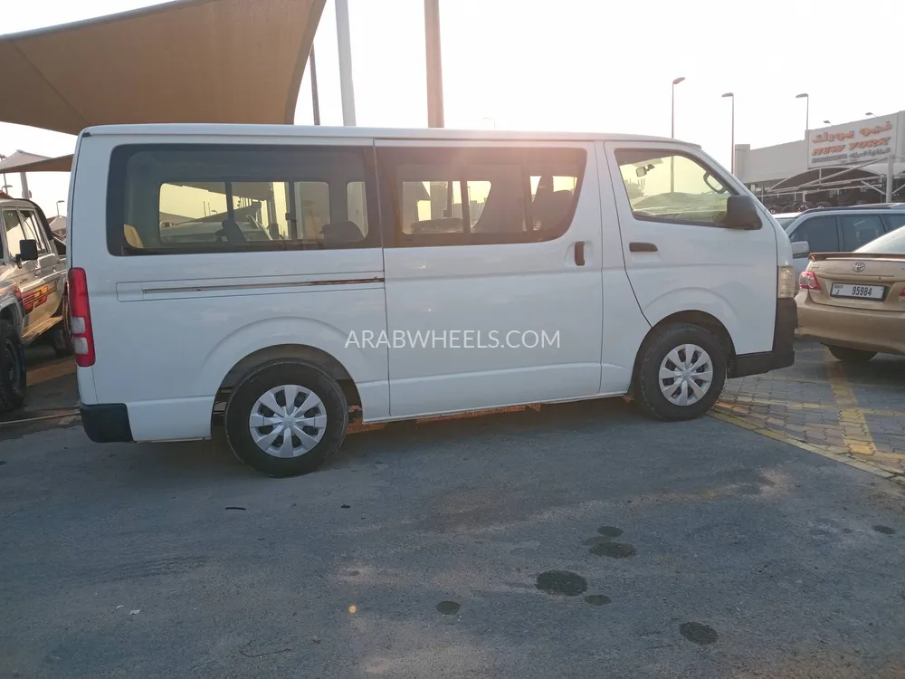 Toyota Hiace 2013 for Sale in Sharjah Image-2