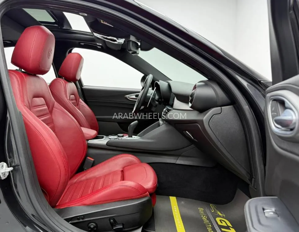 Alfa Romeo Giulia 2023 for Sale in Dubai Image-10