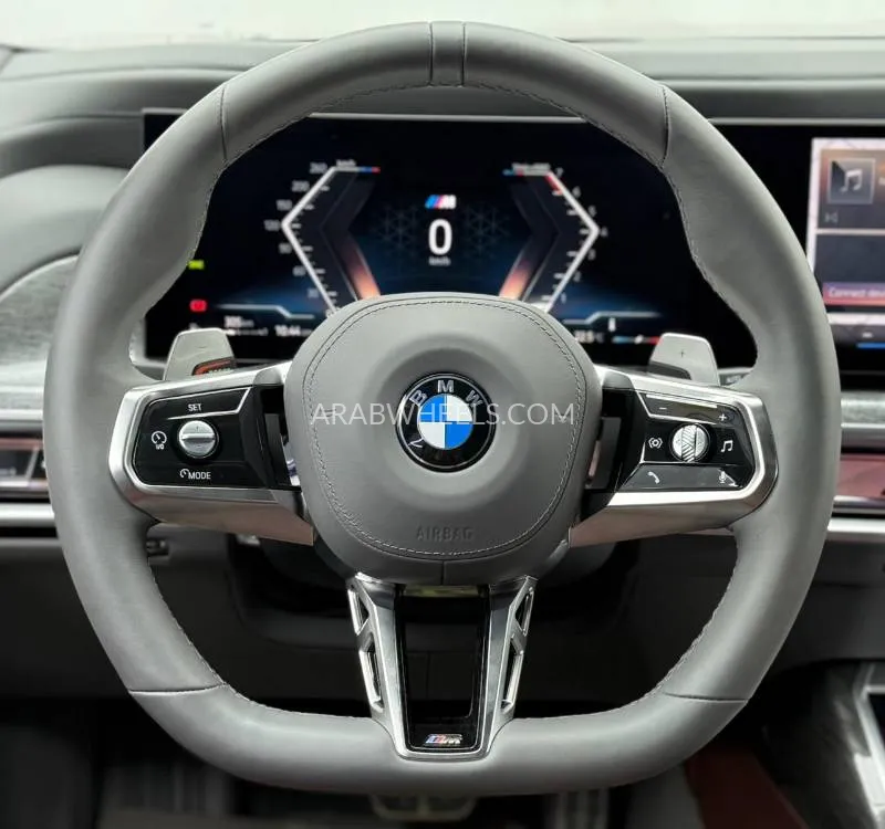 بي إم دبليو الفئة السابعة 2025 for Sale in دبي Image-7