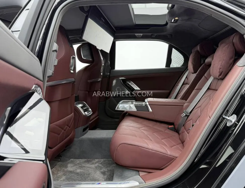 بي إم دبليو الفئة السابعة 2025 for Sale in دبي Image-16