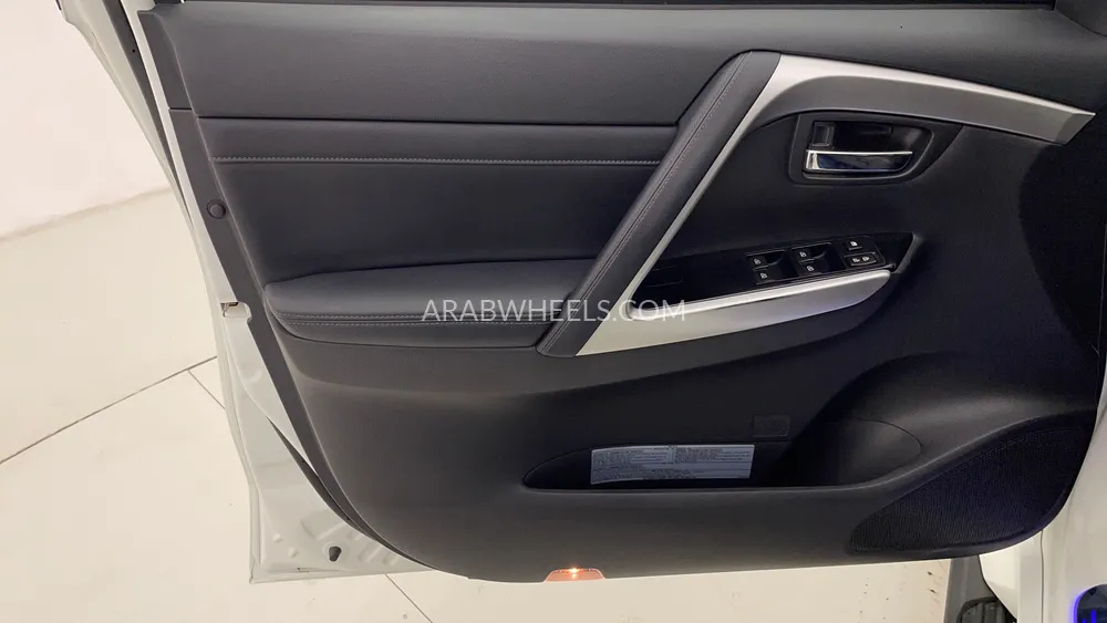 ميتسوبيشي مونتيرو سبورت 2023 for Sale in دبي Image-19