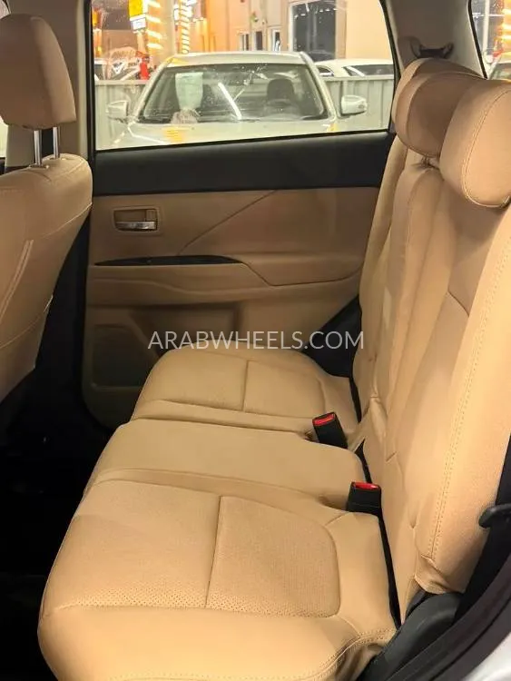 ميتسوبيشي أوتلاندر 2014 for Sale in عجمان Image-7