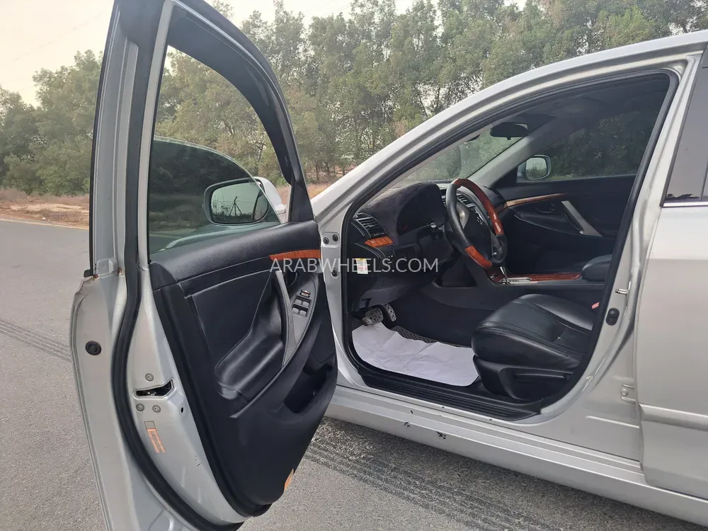 Toyota Camry 2010 for Sale in Sharjah Image-7