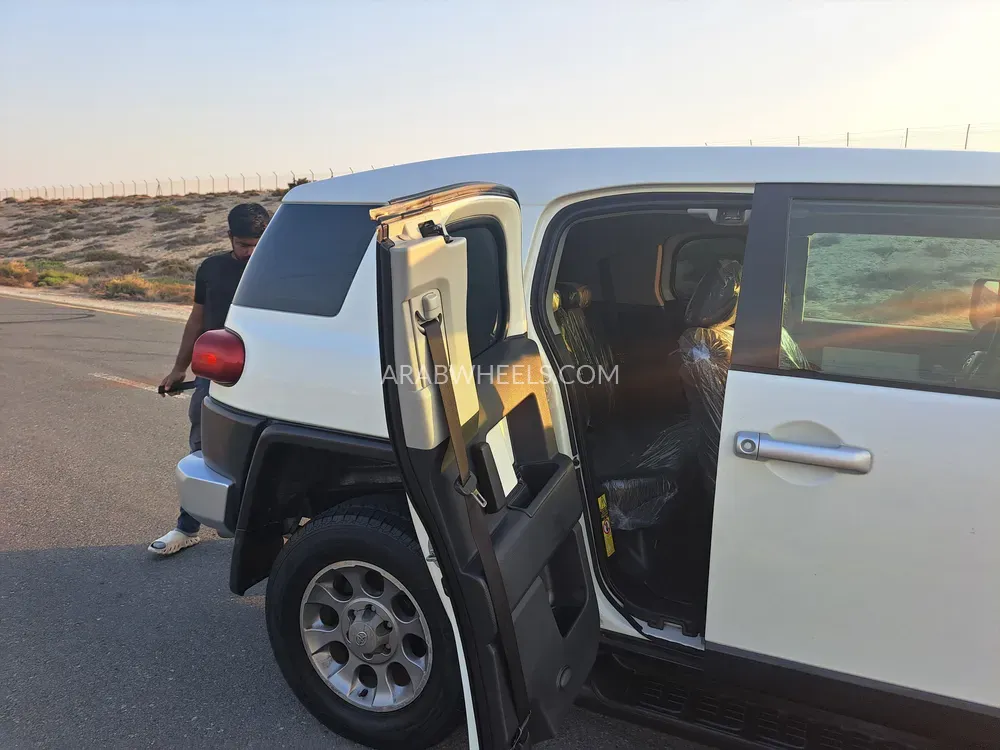 Toyota FJ Cruiser 2011 for Sale in Sharjah Image-10