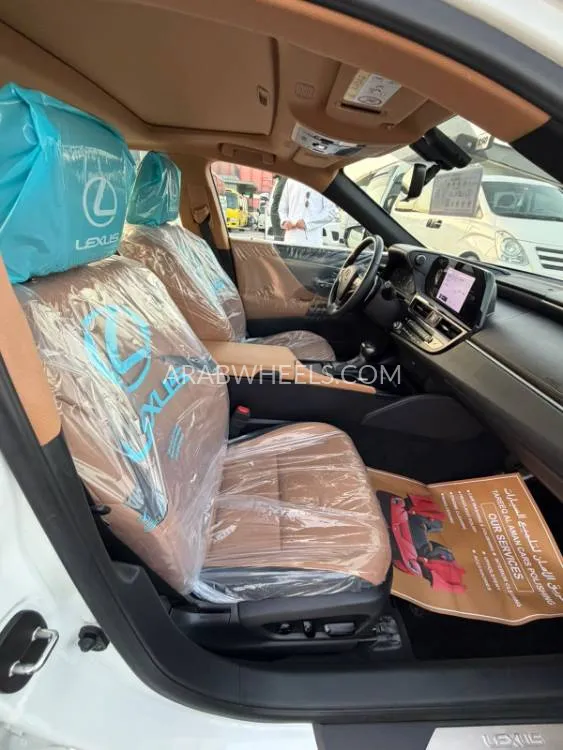 Lexus ES 2023 for Sale in Dubai Image-4