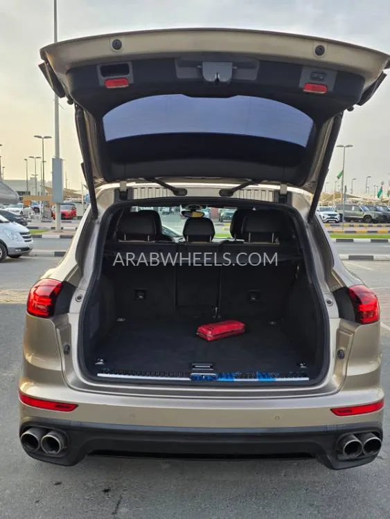 Porsche Cayenne 2017 for Sale in Dubai Image-18