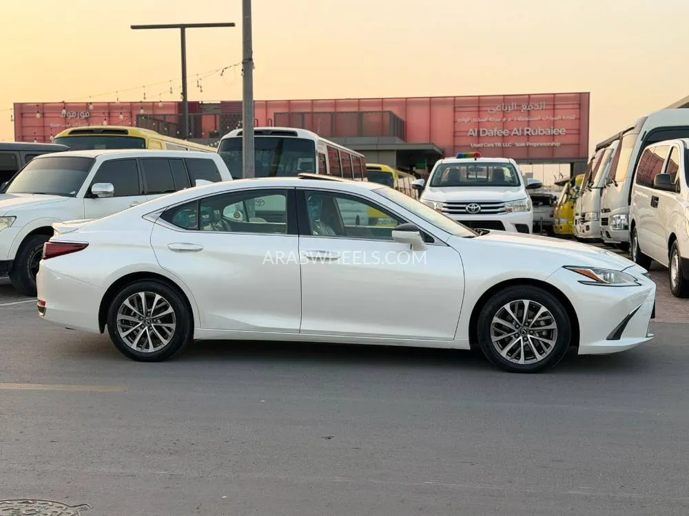 Lexus ES 2023 for Sale in Dubai Image-12
