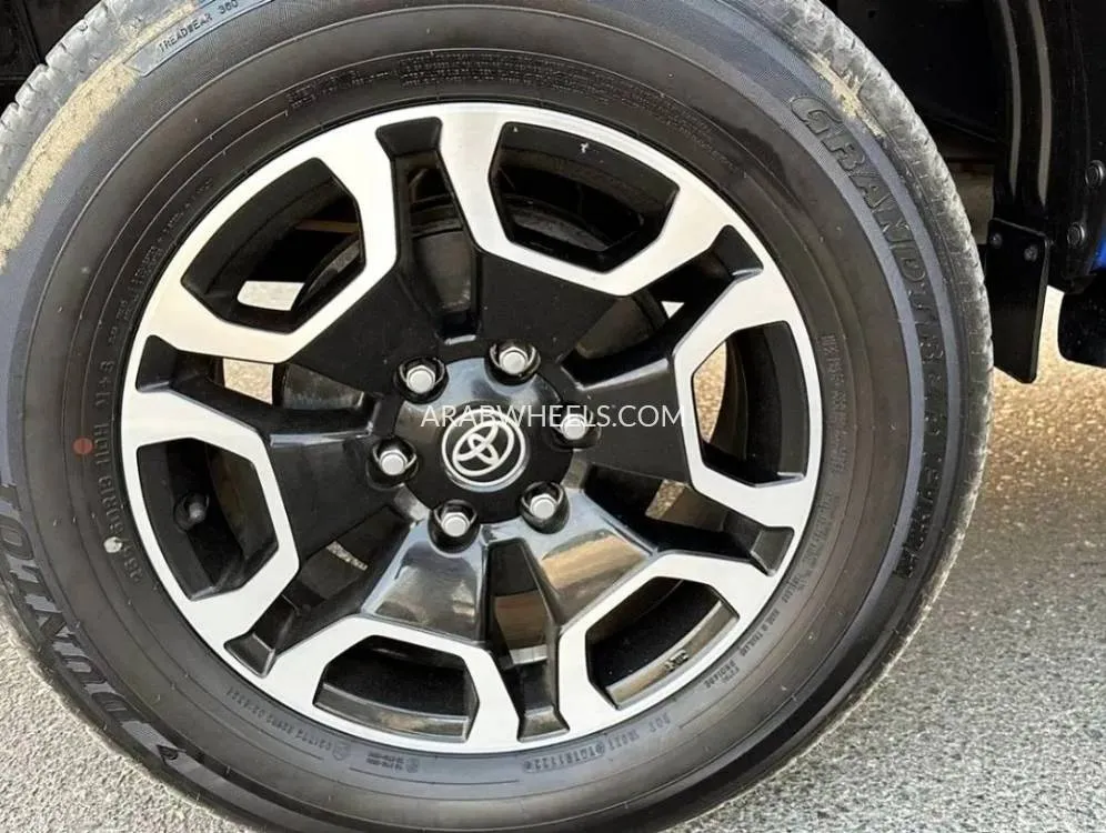 Toyota Hilux 2022 for Sale in Dubai Image-9