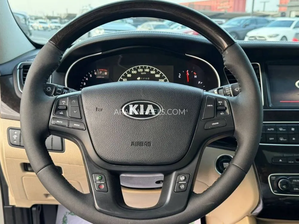 Kia Cadenza 2015 for Sale in Sharjah Image-8