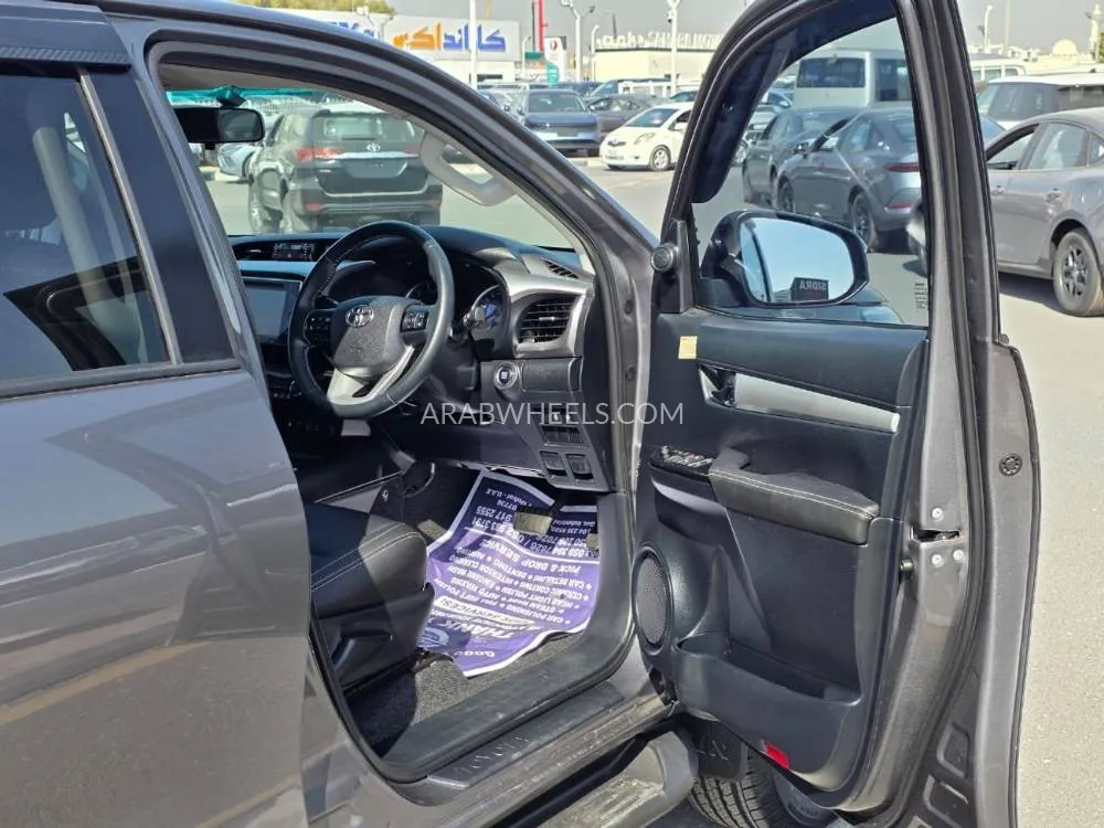 Toyota Hilux 2018 for Sale in Dubai Image-15