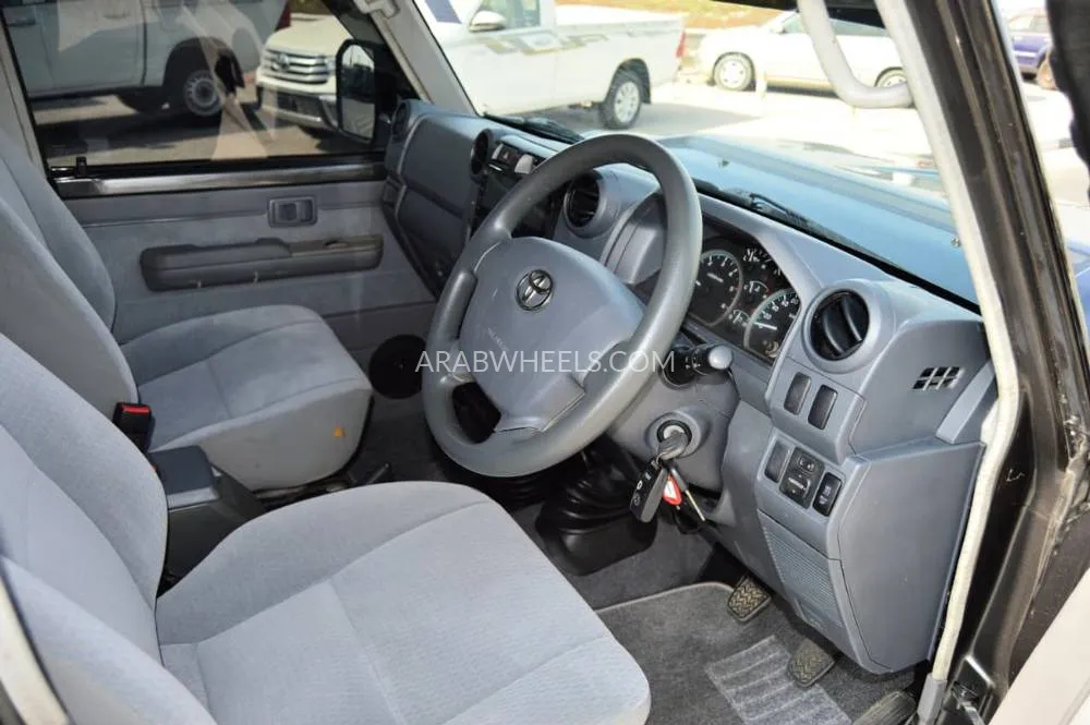 تويوتا لاند كروزر 70 سيريز 2019 for Sale in دبي Image-12