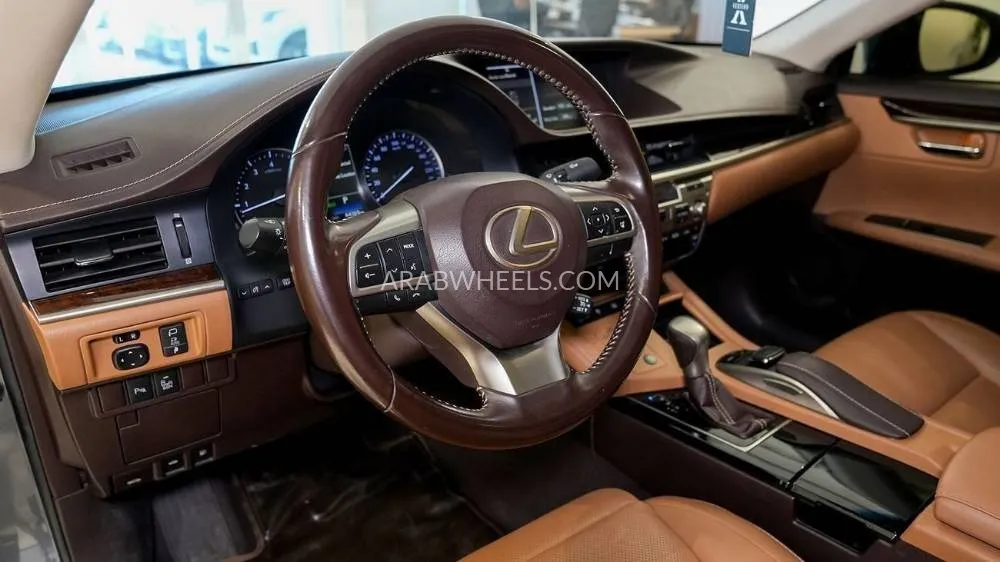 Lexus ES 2017 for Sale in Sharjah Image-4