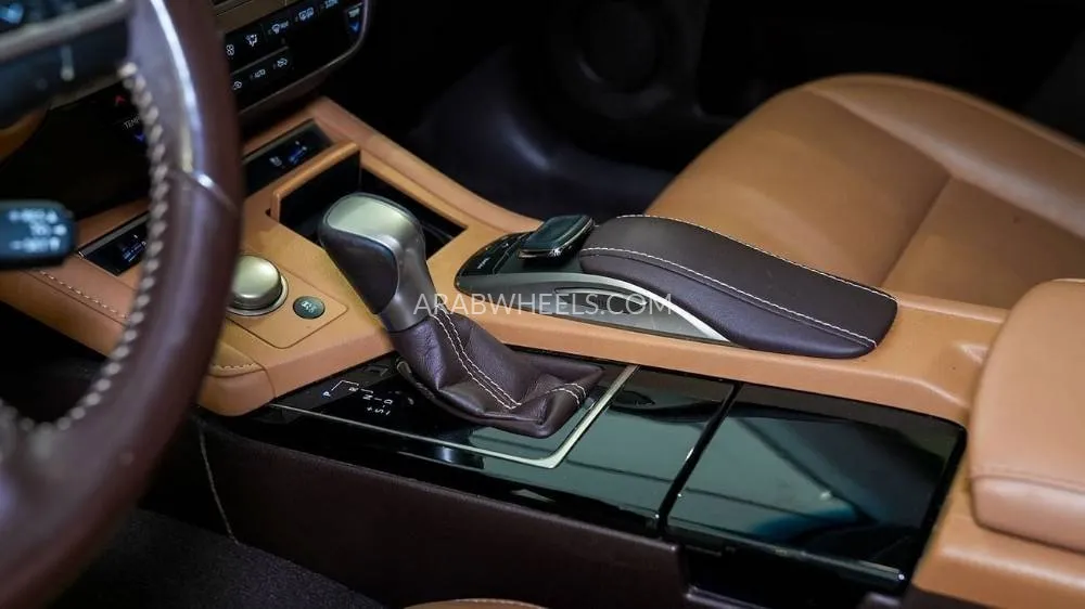 Lexus ES 2017 for Sale in Sharjah Image-7