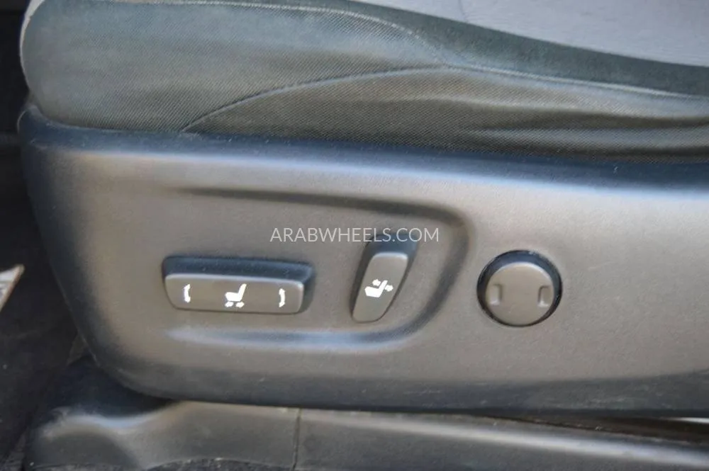 Toyota 4Runner 2018 for Sale in Dubai Image-16