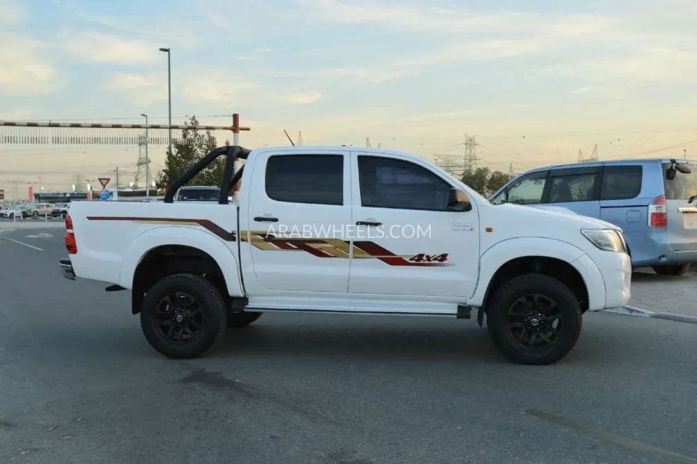 Toyota Hilux 2015 for Sale in Dubai Image-5