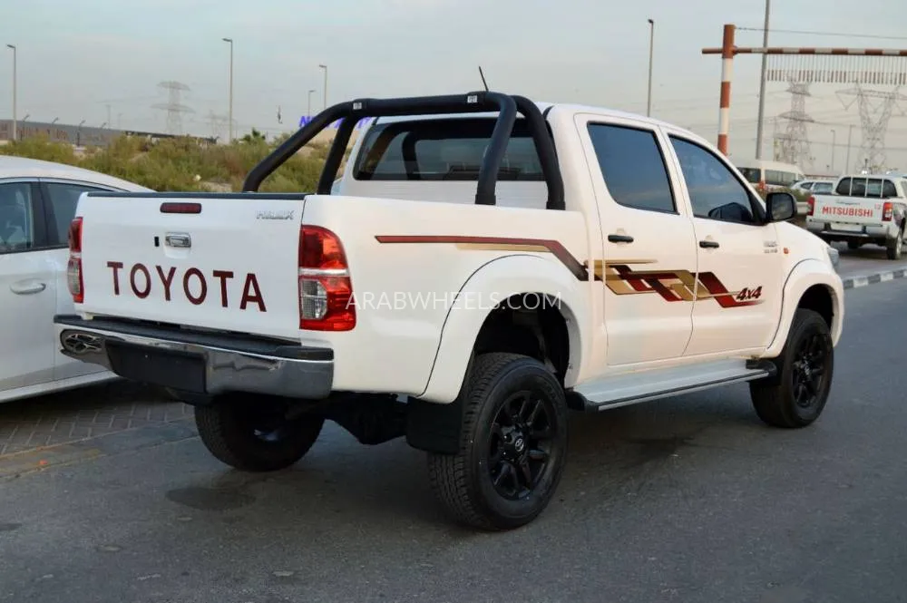 Toyota Hilux 2015 for Sale in Dubai Image-7