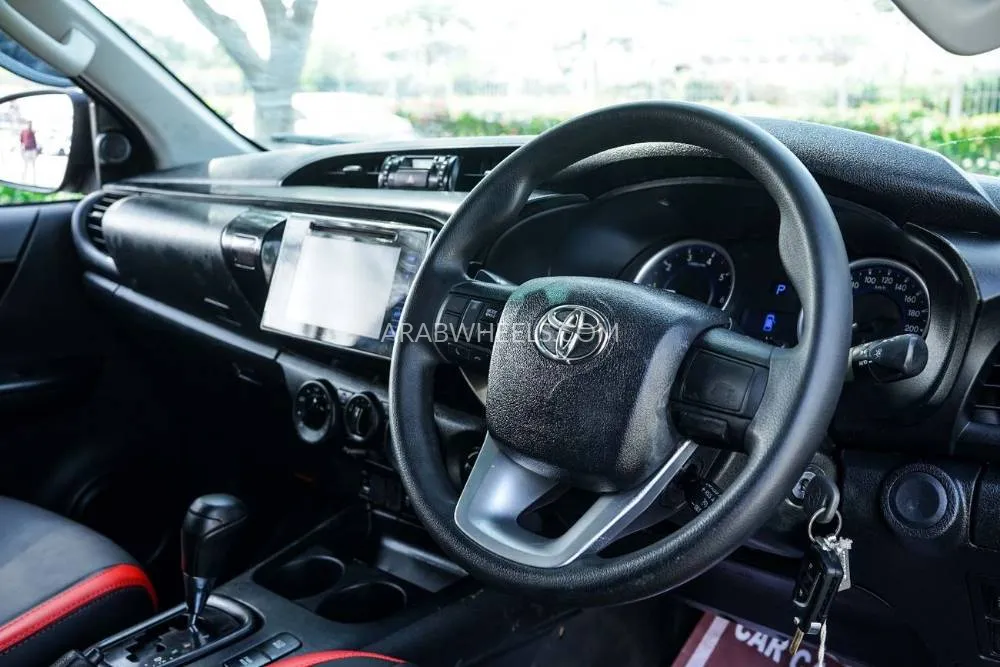 Toyota Hilux 2018 for Sale in Dubai Image-17