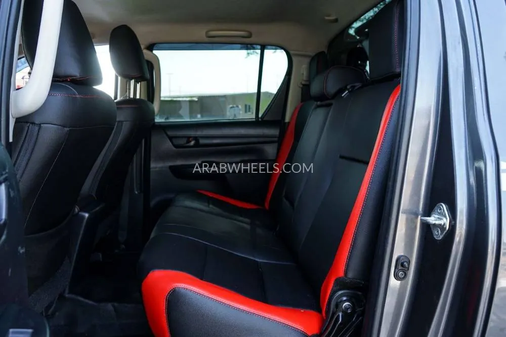 Toyota Hilux 2018 for Sale in Dubai Image-25