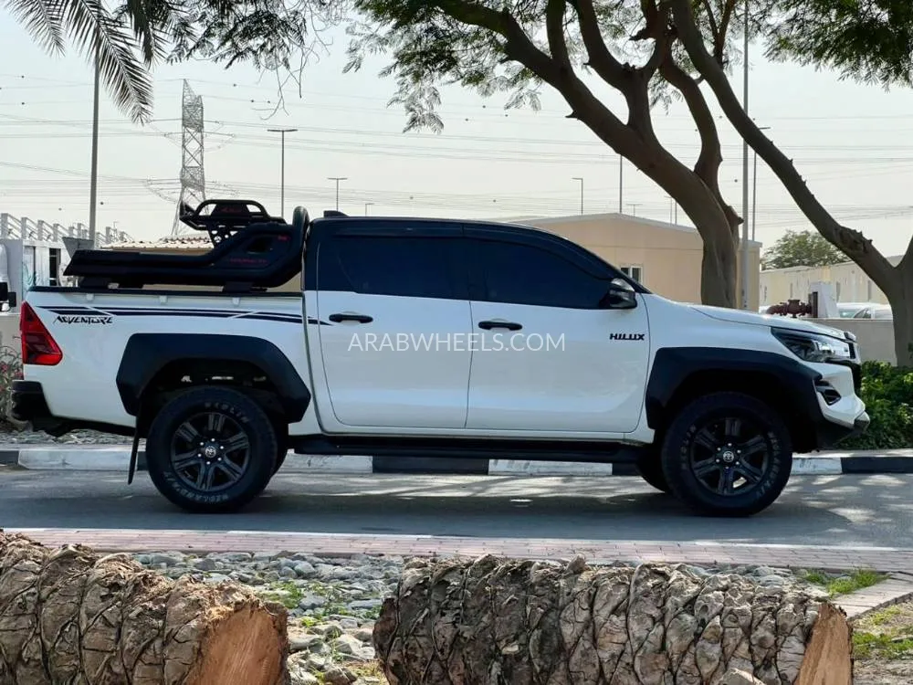 Toyota Hilux 2023 for Sale in Dubai Image-10