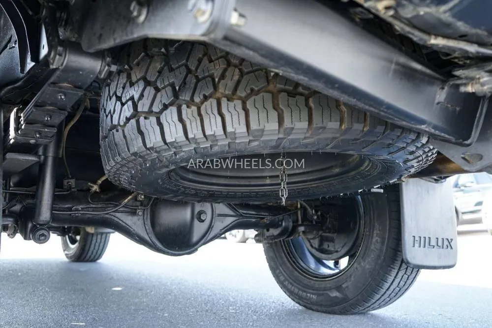 Toyota Hilux 2024 for Sale in Dubai Image-9