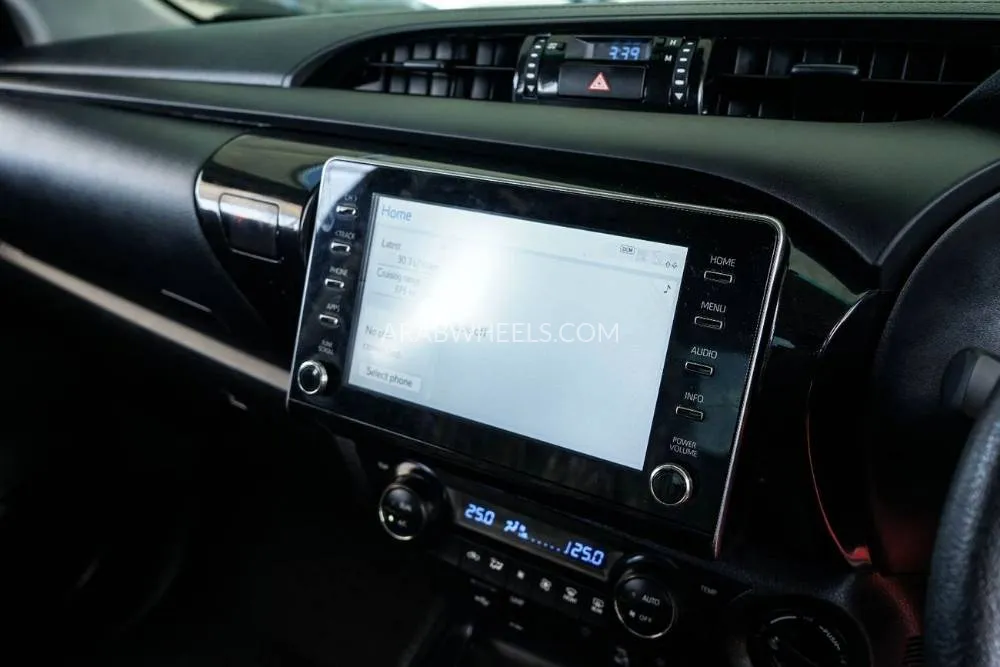 Toyota Hilux 2024 for Sale in Dubai Image-14