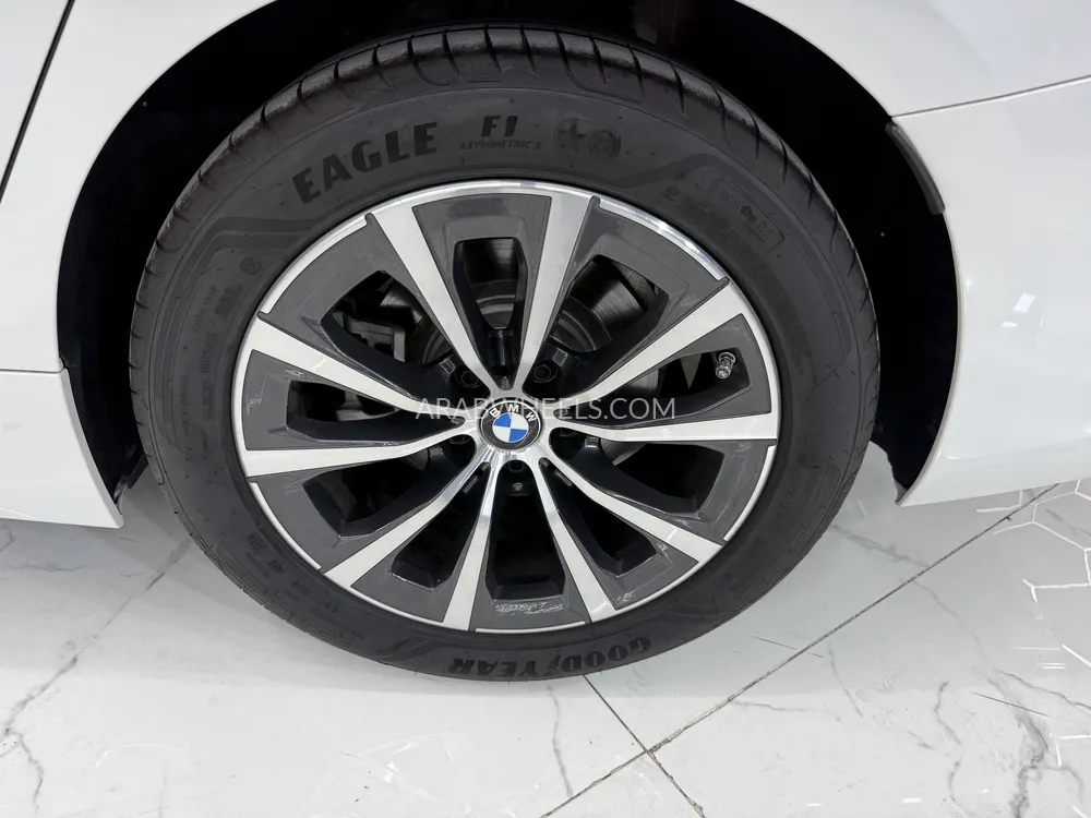 بي إم دبليو الفئة الثالثة 2025 for Sale in دبي Image-7