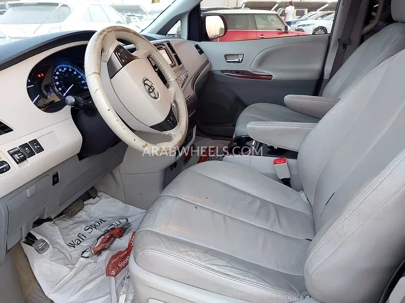 Toyota Sienna 2014 for Sale in Sharjah Image-8