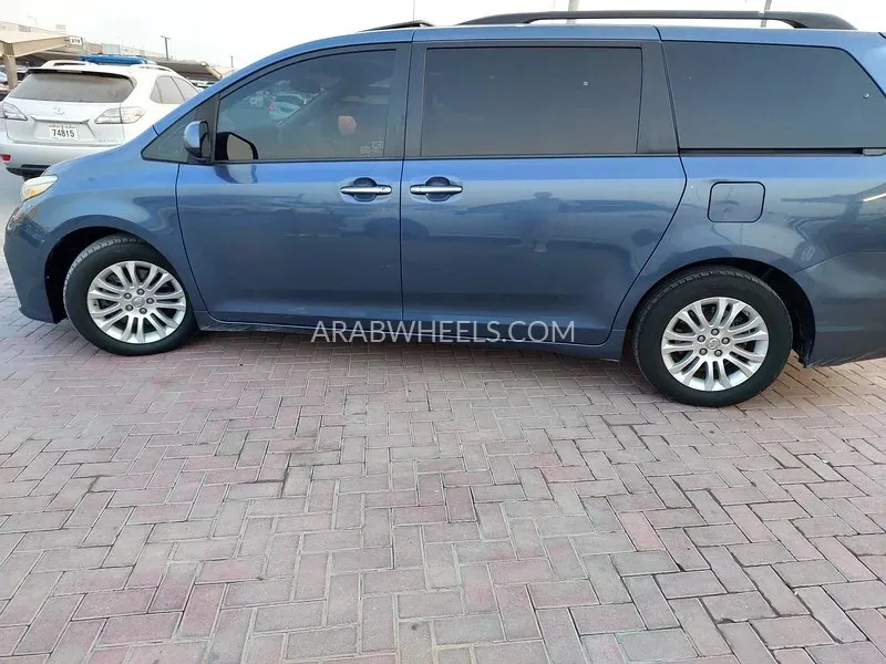 Toyota Sienna 2014 for Sale in Sharjah Image-11