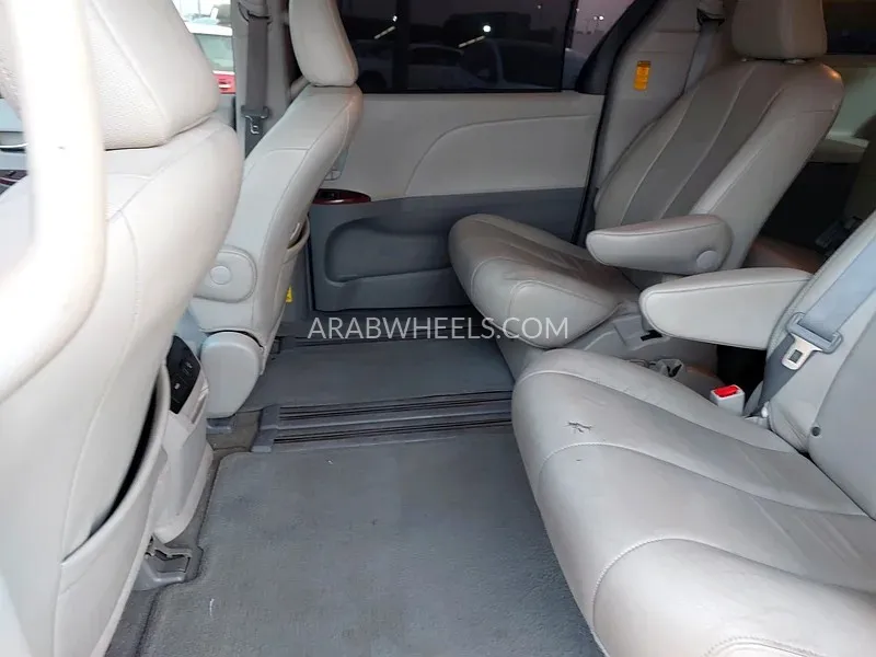 Toyota Sienna 2014 for Sale in Sharjah Image-18