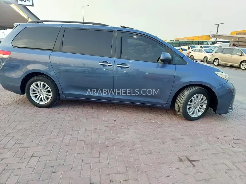 Toyota Sienna 2014 for Sale in Sharjah Image-19